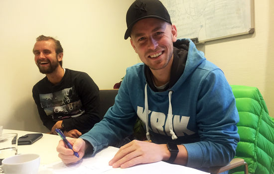 SAMARBEID: I desember 2018 signerte konstituert generalsekretær i KRIK, Magnus Hvalvik, kontrakt med Misjonsalliansen om samarbeid i Kambodsja. Innsamlingsansvarlig Lasse Thomassen er åpenbart fornøyd. FOTO: Misjonsalliansen