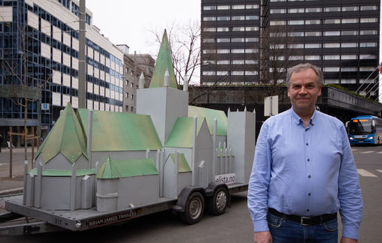 MINIKATEDRAL: – Modellen av Nidarosdomen manglar framleis nokre detaljar, fortel leiar for Bønnelista, Jo Hedberg, då han er innom Oslo på veg til Trondheim. Han vonar katedralen på hjul kan skapa engasjement. FOTO: Ingunn Marie Ruud, KPK