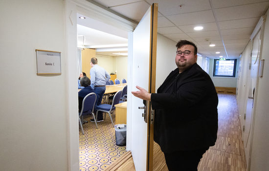 DØRÅPNER: Delegat Jørgen Foss sier velkommen inn til komitemøtene under Kirkemøtet. Foto: Ingunn Marie Ruud, KPK.