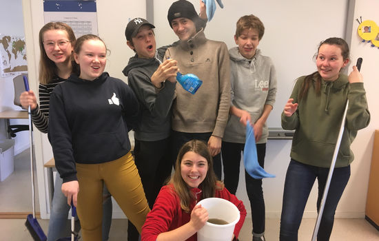 VASKET SKOLEN: Disse elevene ved KF-skolen i Stavanger møtte frivillig opp 06:30 tirsdags morgen for å vaske skolen før skoledagen startet. FOTO: Laget NKSS