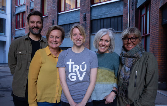 FRIKIRKELIG SAMARBEID: Flere frikirkelige kirkesamfunn samarbeider om «Gi Jesus videre». Planleggingskomiteen består av (f.v) Darjan Kovacic og Vigdis Skau Gjervoldstad fra PBU, Tonje Madeleine Ellingsen Ringvold fra FABU, Linda Andernach Johannesen fra MKNU og Ingvild Halvorsen Heskje fra FriBU. Jens Kristian Wiktsøl fra MKNU var ikke til stede da bildet ble tatt. FOTO: Ingunn Marie Ruud, KPK