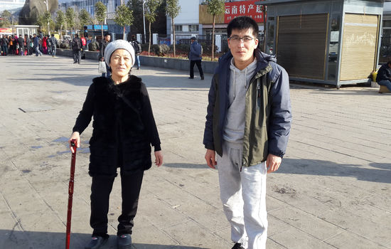 REDDA LIVET: Minji og sonen Andy redda livet med hjelp frå Helping Hands Korea. Historia deira blir fortald i den norskproduserte dokumentarfilmen «Saved. Escape from Kims regime» som no er nominert til beste dokumentar på International Christian Film and Music Festival. FOTO: Stefanusalliansen
