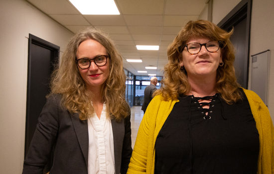 GUDSTJENESTEFORSKERE: Førsteamanuensisene Elisabeth Tveito Johnsen (t.v.) og Merete Thomassen fra Det teologiske fakultet ved Universitetet i Oslo er to av forskerne som undersøker hva som kjennetegner menigheter der gudstjenestedeltakelsen øker. De håper resultatene kan inspirere andre menigheter. FOTO: Ingunn Marie Ruud, KPK