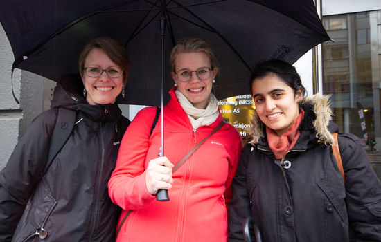 SAMMEN: Gjennom Interreligiøs klimapilgrimsvandring ønsker (f.v.) Hanna Barth Hake, Annette Dreyer og Harveen Kaur at trossamfunnene sammen skal øke engasjementet både for klimasaken og religionsdialogen. FOTO: Ingunn Marie Ruud, KPK