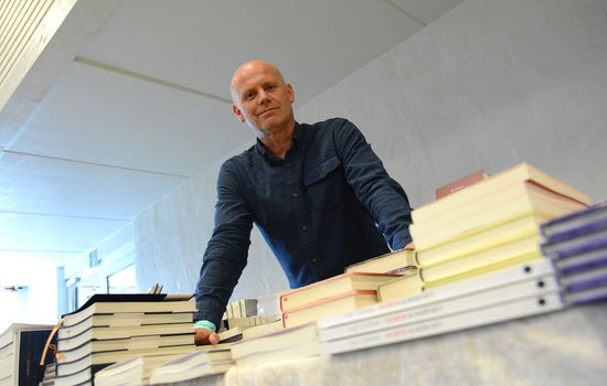 NEDGANG: – Det er en trist trend at volumet av kristen litteratur minker, sier forlagssjef Tom Teien i Lunde forlag. Foto: Stein Gudvangen, KPK.