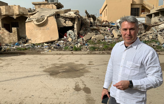 TRUSFRIDOM: Generalsekretær i Stefanusalliansen, Ed Brown, er glad for den nye FN-dagen. Her er han på besøk i Karakosh i Irak der terrorrørsla IS tvinga kristne på flukt og etterlét byen i ruinar i 2014. Foto: Stefanusalliansen