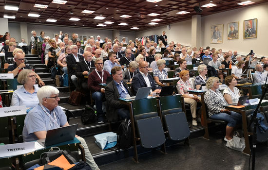 AVGJØR RETNING: Under helgens årsmøte i Metodistkirken i Norge skal det avgjøres om kirken skal følge The United Methodist Church sitt nei til vielse og ordinasjon av homofile eller gå sin egen vei. Her er årsmøtet samlet på MF torsdag. FOTO: Metodistkirken i Norge