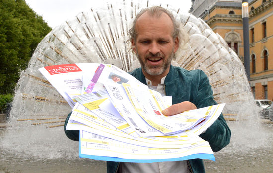 GIRO: Det tradisjonelle brevet med giroblankett får gaver fra faste givere til å strømme inn, observerer Gisle Skeie i Stefanusalliansen. Foto: Stein Gudvangen, KPK.