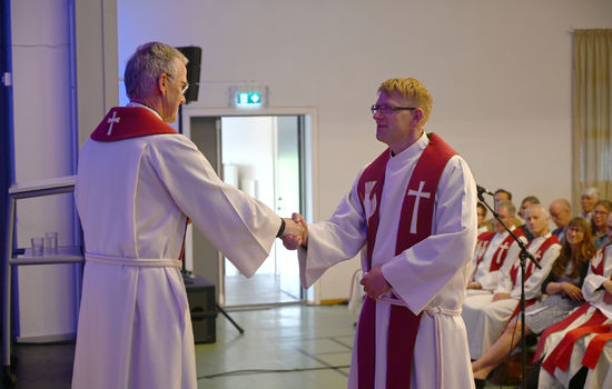 OVERTAR: Påtroppande tilsynsmann i DELK Bertil Andersson (t.h) gir håndslag til nåverande tilsynsmann Rolf Ekenes. FOTO: Tormod Fredriksen, DELK