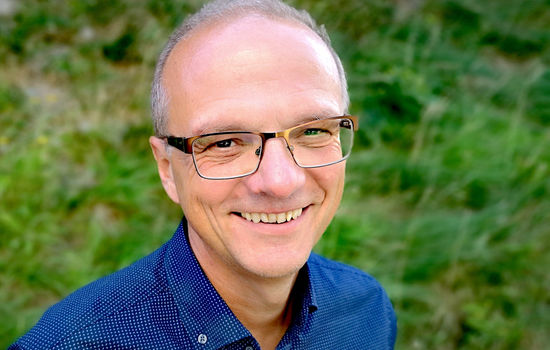 GLEDE: Styreleder Hallgeir Solberg ser positivt på utviklingen i Normisjons økonomi som i flere år har vært anstrengt. Foto: Sunniva Vikan.