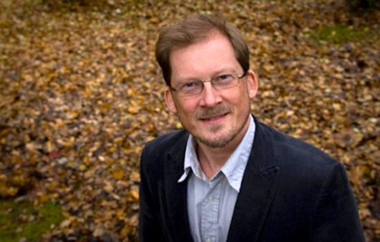 BYGGER BRO: – Humor finnes overalt. Religion har mye å tilføre humoren, og humoren kan lette kommunikasjonen, særlig hvis den er selvironisk, sier professor Pål Ketil Botvar.
