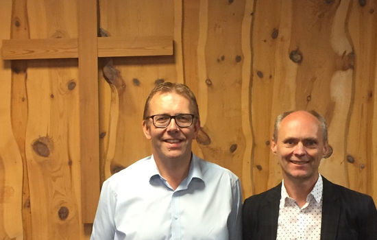 TEK OVER: Hans Bergane (t.v) overlet rolla som dagleg leiar til Ole Andreas Meling (t.h.) frå august 2020. FOTO: Misjon Sarepta