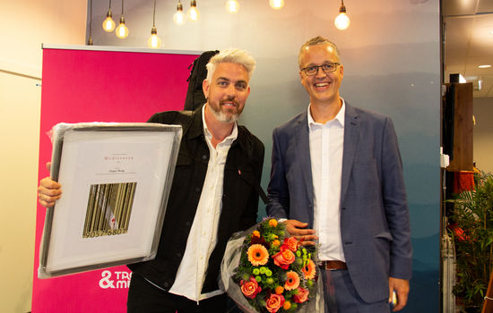LYS I MØRKET: Artisten og poeten Trygve Skaug (t.v.) ønsker å være et lys inn i mørket. For den innsatsen fikk han torsdag tildelt Medierosen 2019 av leder i Tro & Medier Jarle Haugland. FOTO: Ingunn Marie Ruud, KPK