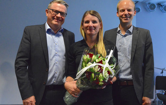 SKIFTE: Hans Aage Gravaas (til venstre) startet tirsdag i stillingen som daglig leder i Norme, mens styreleder Ørjan Tinnen ga blomster til Anne Lise Søvde Valle som ble takket av. Foto: Stein Gudvangen, KPK.