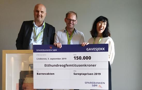 PRIS: Barnevakten fekk tildelt Sareptaprisen for 2019. (f.v) Styreleiar i KNIF Knut Are Hole, dagleg leiar i Barnevakten, Leif Gunnar Vestbøstad Vik, og generalsekretær i KRIK, Silje Kvamme Bjørndal, som òg satt i juryen. FOTO: KNIF/Sparebanken Sør