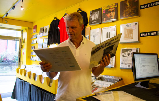 SAMLER: Journalist Olav Solvang følte han måtte gjøre noe nyttig ut av platesamlinga og kunnskapen sin og har skrevet oppslagsverket Rytmer rett i hjertet om norsk kristen populærmusikk. FOTO: Ingunn Marie Ruud, KPK