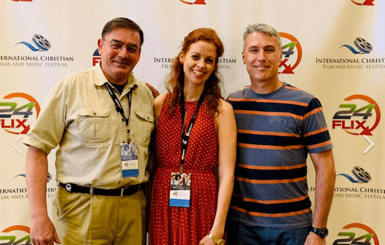 FESTIVALFILM: (f.v.) Tim A. Peters frå Helping Hands Korea, filmskapar Thea Haavet og generalsekretær Ed Brown i Stefanusalliansen her på ein filmfestival i Orlando i USA. Så langt er det klart at 32 filmfestivalar enten har vist eller skal visa filmen «Saved» om hjelpearbeidet for flyktningar frå Nord-Korea. FOTO: Stefanusalliansen