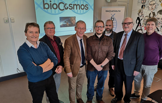 UTFORDRER: Stiftelsen BioCosmos vil utfordre Darwins teori om evolusjon. (f.v.) Daglig leder Dag Erlandsen, styremedlemmene Alv Magnus, Steinar Thorvaldsen (styreleder), Håkon Filip Lindquist, David Sjøen, Kjell Tveter og Knut Sagafos under lanseringen av ny nettside på Litteraturhuset tirsdag 22. november. FOTO: BioCosmos.
