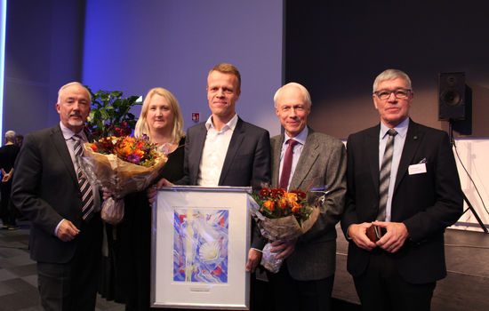 PRISVINNER: Generalsekretær Øyvind Åsland tok imot Friskoleprisen 2019 på vegne av NLM. Her sammen med juryen (f.v.) Torgeir Flateby, Nina Myrdal, Øyvind Åsland, prisutdeler Tjostolv Berge og juryleder Leidulv Nesgård. FOTO: Ingunn Marie Ruud, KPK