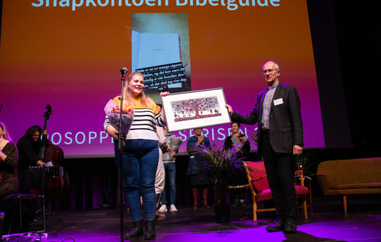 VINNER: Barne- og ungdomsarbeider Christine Andreassen tok imot Trosopplæringsprisen på vegne av Snapkontoen Bibelguide i Torshov og Lilleborg menighet. Styreleder in IKO, Ludvig Bjerkreim. FOTO: Ingunn Marie Ruud, KPK