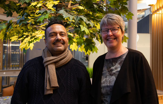 STÅR SAMMEN: Nepalske Matrika Devkota, som leder organisasjonen Koshish, og generalsekretær i HimalPartner Heidi Westborg Steel står sammen om å hjelpe mennesker med psykiske helseutfordringer. FOTO: Ingunn Marie Ruud, KPK