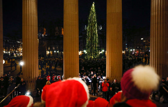 JUBILEUM: Frelsesarmeens julegrantenning i Oslo markerer 100-årsjubileum i år. Her er fra arrangementet i 2017. FOTO: Frelsesarmeen