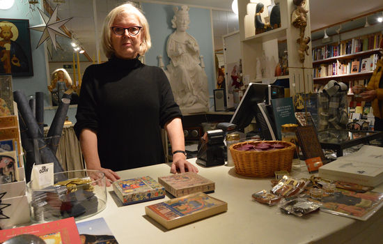 KORT: – Vi får telefoner fra store deler av landet fra folk som ikke finner de kristne julekortene de er ute etter i sine nærbokhandler, sier Marianne Fjordholm i St. Olav Bokhandel. Foto: Stein Gudvangen, KPK.