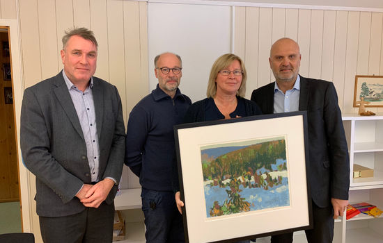 HEIDRA: Leiar for KA Kirkebyggforsikring, Knut Are Hole (t.h.), overrekte Sikringsprisen 2019 til Gausdal kyrkjelege fellesråd ved (f.v.) leiar Karl Kleva, tidlegare leiar Jo-Inge Sævik og kyrkjeverje Anne Berit Grimstad. Årets pris er på 25.000 kroner pluss serigrafiet «Vinterskog» av Erling Enger. Foto: KA