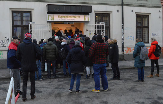 KØ: Ingen skort på folk som vil ha julemat utenfor Evangeliesenterets Kontaktsenter i Oslo. Foto: Stein Gudvangen, KPK.
