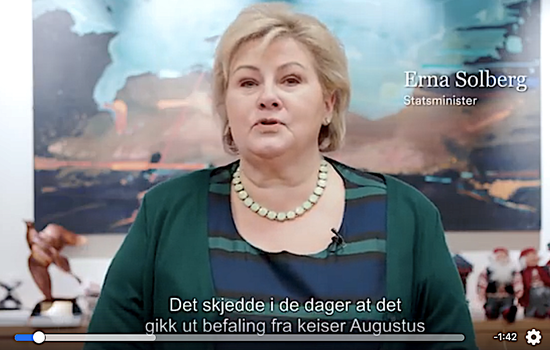 TEKSTLESER: Statsminister Erna Solberg leser fra juleevangeliet i Den norske kirkes julevideo på Facebook som har høye visningstall. Foto: Skjermdump.