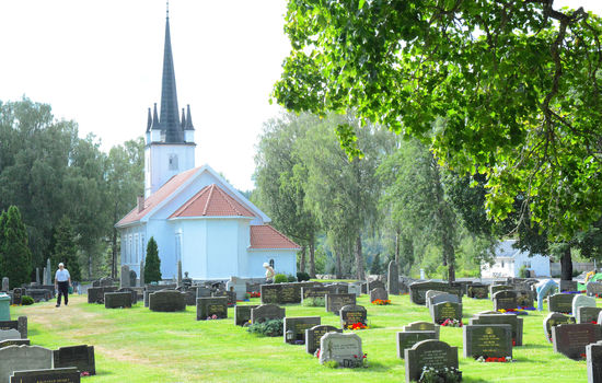 GÅR UT: Fleire tusen melder seg ut av Den norske kyrkja kvart år, men andelen av folket som medlemer held seg nokså stabilt kring 70 prosent. Biletet syner Øymark kyrkje. Foto: Stein Gudvangen, KPK