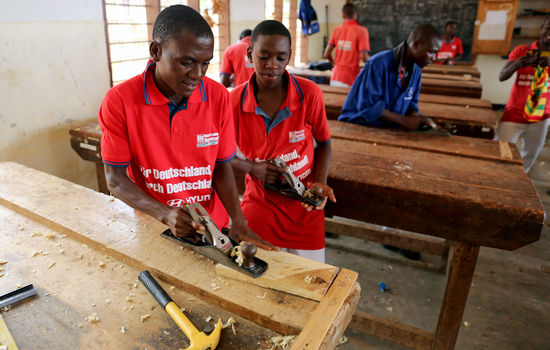 ADVARER: I Norad mener man norske misjonsorganisasjoner som driver med bistand, står i fare for operere i en blindsone fordi de deler livssyn med dem som mottar den norske bistanden. Bildet er fra Dogodogo multitraining Center i Tanzania. Foto: Terje Fjeldsgård Andersen, Norad.
