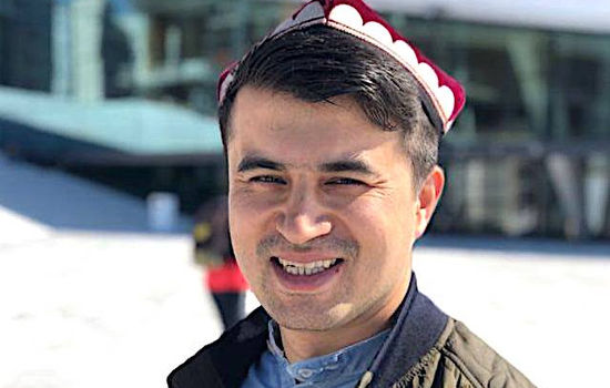 SØKER SAMARBEID: Adiljan Abdurihim er sekretær i Den norske Uighurkomitéen og vil jobbe mer sammen med kristne trosfrihetsorganisasjoner i Norge. Foto: Den norske Uighurkomiteen.