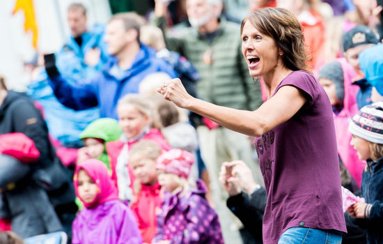 SYNGER BIBELEN: Hilde Svela har akkurat gitt ut helt nye sanger med bibelvers som tekst. Hun har brukt slike sanger for egne barn og sprer dem gjerne til andre, til barnekor, til bruk i babysang og i menighetsaktiviteter ellers. Foto: Sigurd Svela.
