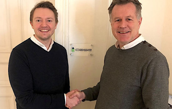 NYANSATT: Ole Thomas Talset (til venstre) er den nye koordinatoren for SommerOase. Her ønskes han velkommen av daglig leder i Oase, Eivind Arnevåg. Foto: Oase.