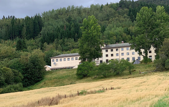 UTSETT: Sjøholt Folkehøgskole skulle ha teke imot det første kullet med elevar i august, men har no stogga arbeidet med å pusse opp hovudbygninga. Foto: Sjøholt Folkehøgskole.